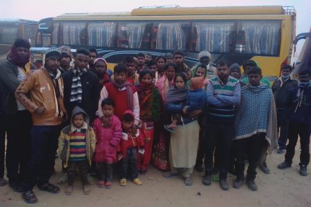 26 घंटे से भूख प्यास से तड़प रहे यात्री,बस को एआरटीओ ने किया सीज