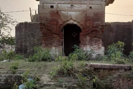 अतिक्रमणकारियों की भेंट चढ़ गए कई मंदिर व शिवालय