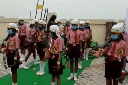 सरकारी कार्यक्रम में ठंड से ठिठुरते छात्रों की खबर चलाने पर तीन पत्रकारों पर FIR