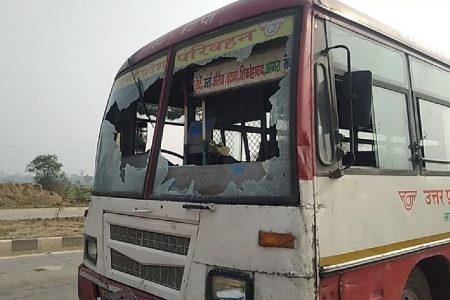 साइड न मिलने पर कार सवार दंबगों ने बस में की तोड़-फोड़