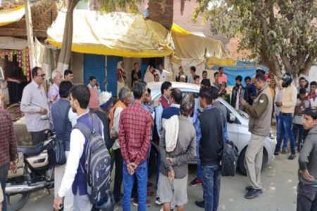 कार में मिला क्लर्क का शव, मचा हड़कंप