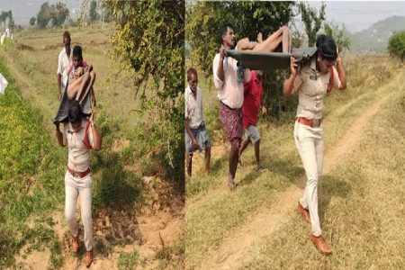 जज्बे को सलामः बुजुर्ग की लाश को कंधे पर उठा कर चली महिला पुलिसकर्मी…