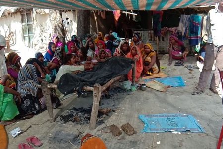 पूर्व प्रधान समेत 6 लोगों की संदिग्ध अवस्था में मौत, दो गई रोशनी, फैली दहशत