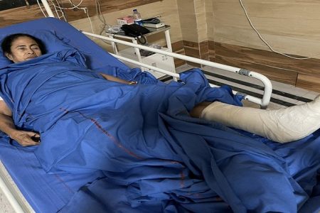 सीएम ममता बनर्जी अस्पताल में भर्ती, पैर में गंभीर चोटें