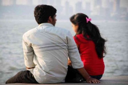 प्यार में पागल लड़की 42 वर्षीय व्यक्ति के साथ हुई फरार, सदमे में परिजन