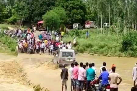 राप्ती नदी ने कहर, गांवों में घुसा बढ़ का पानी आवागमन बाधित…