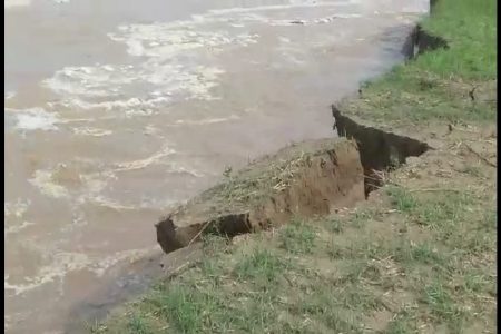 घाघरा की कटान में चार घर नदी में समाहित