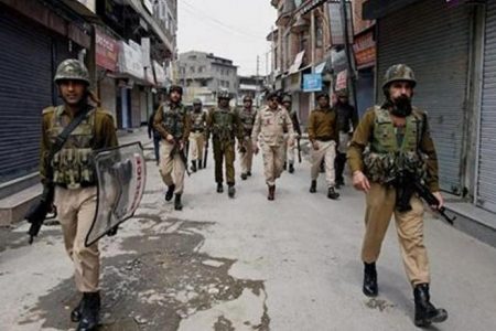 पुलिस टीम पर बड़ा हमला, दो पुलिसकर्मी शहीद, कई घायल…