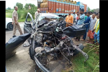 प्रतापगढ़ः भीषण सड़क हादसे में तेज रफ्तार कार के उड़े परखच्चे, कई मौतों से मचा कोहराम…
