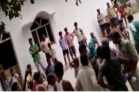 जमीनी विवाद सुलझाने पहुंचे सिपाही को महिला ने जड़ा थप्पड़, वीडियो वायरल