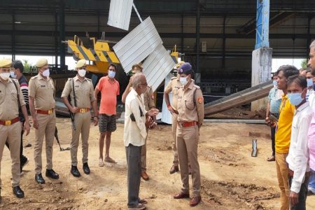 बहराइच में दर्दनाक हादसाः फैक्ट्री में काम कर रहे मजदूरों पर गिरी क्रेन, एक की मौत, पांच दबे