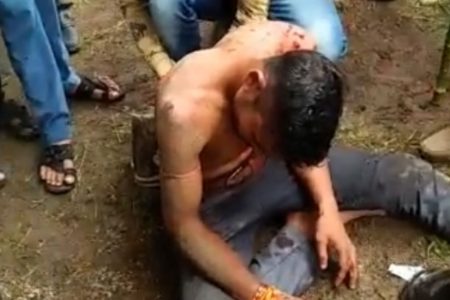 साली से मिलने गया था प्रेमी जीजा, ग्रामीणों ने खूंटे से बांध कर जमकर पीटा, वीडियो वायरल