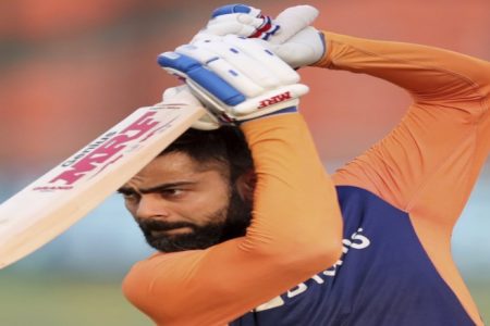 कप्तान कोहली को नेट में शॉट मारता देख इशान किशन ने दिया ऐसा रिएक्शन, देखें वीडियो