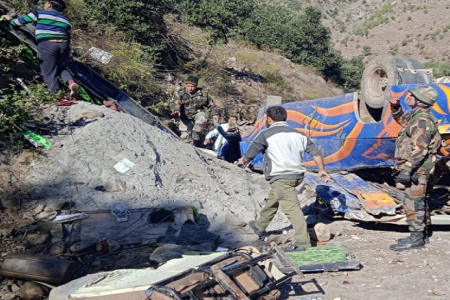 गहरी खाई में गिरी मिनी बस, 57 यात्री थे सवार, इतने लोगों की हुई दर्दनाक मौत