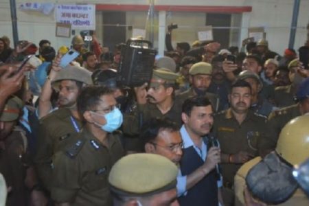 UP Elections: वाराणसी में EVM को लेकर बवाल, एक्शन में चुनाव आयोग, ADM निलंबित