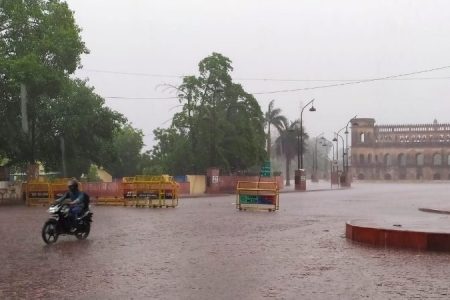राजधानी लखनऊ में बारिश से बदला मौसम, यूपी के कई जिलों में तेज हवा के साथ बारिश की संभावना