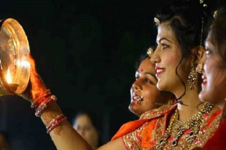 Karwa Chauth Vrat Katha 2022 : इस कथा के बिना अधूरा है करवा चौथ का व्रत,जानें पूजाविधि और मुहूर्त