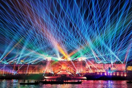 Dev Deepawali: दीयों की रोशनी से जगमगाए घाट, काशी में उमड़ा श्रद्धालुओं का सैलाब