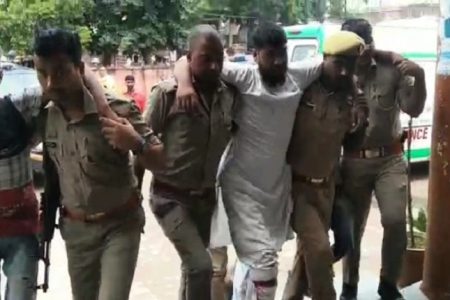 UP: छात्रा का दुपट्टा खींचने वाले मनचलों को पुलिस ने मारी गोली, छेड़खानी में हुई थी मौत