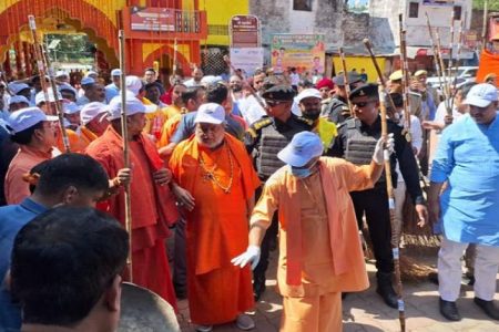 नैमिषारण्य धाम पहुंचे सीएम योगी ने लगाई झाड़ू, बोले- तपोभूमि के विकास के लिए पैसे की कोई कम नहीं