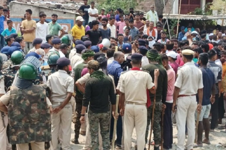 बिहार के छपरा में खूनी हिंसा के बाद इंटरनेट बंद, चप्पे-चप्पे पर पुलिस तैनात