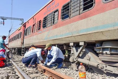 Kanpur Train Accident: कानपुर में बड़ा ट्रेन हादसा, साबरमती एक्सप्रेस के 22 डिब्बे पटरी से उतरे