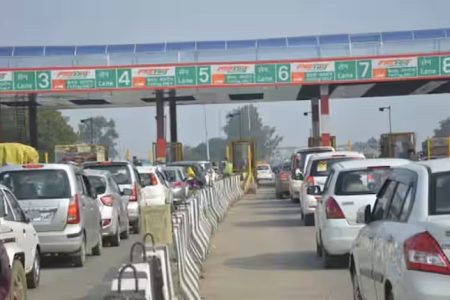 Toll Tax : टोल प्लाजा पर नहीं देना होगा टैक्स, कम ही लोग जानते हैं ये खास नियम
