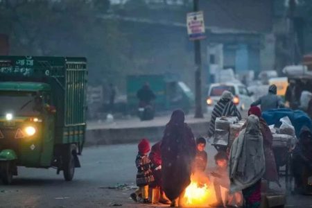 शीतलहर-कोहरे का डबल अटैक, साल के अंतिम दिन दिल्ली-NCR में हाड़ कंपा देने वाली ठंड