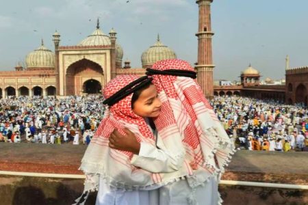 Eid 2025 : देश भर में हर्षोल्लास के साथ मनाई जा रही ईद, PM मोदी ने दी मुबारकबाद