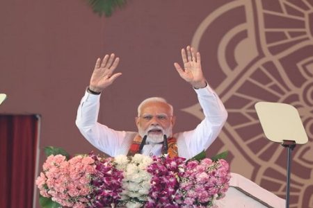 PM Modi ने काशी को दी 3884 रुपये की सौगात, बोले- सत्ता हथियाने के लिए खेलते हैं कुछ लोग