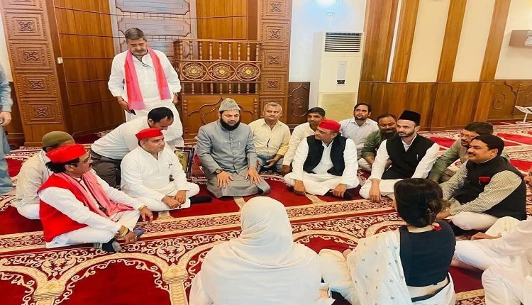akhilesh yadav meeting masjid Dimple Yadav