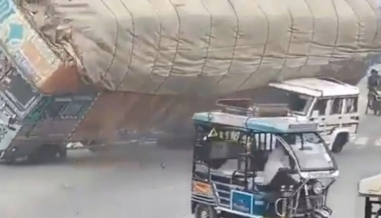 Rampur-Truck-Overturns-Bolero.jpg