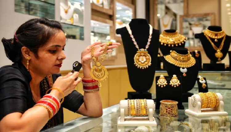 Gold Silver Price: एक हफ्ते 6000 रुपए से ज्यादा महंगा हुआ सोना, चांदी भी 2.3 लाख के पार