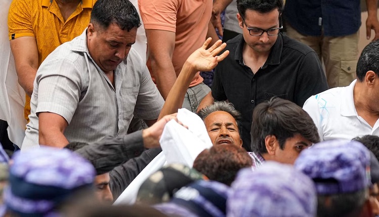 Sonam Wangchuk: भूख हड़ताल बैठे सोनम वांगचुक की हालत  बिगड़ी, पुलिस ने जबरन उठाकर अस्पताल में कराया भर्ती