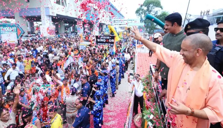 कांवड़ियों पर CM योगी ने की फूलों की बारिश, बोले- शिव भक्तों की सुरक्षा और सम्मान सरकार की प्राथमिकता